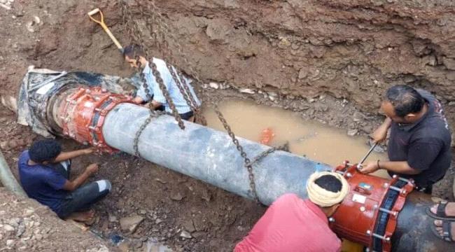 مؤسسة مياه العاصمة عدن تعلن عودة ضخ المياه لمديرية التواهي بعد اصلاح كسر للخط الرئيسي الممون له