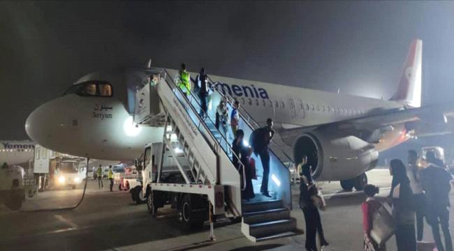 وصول نحو 190 يمنيا عالقا في السودان على متن الخطوط الجوية اليمنية إلى مطار عدن الدولي