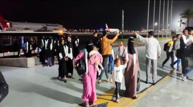 وصول نحو 190 يمنيا عالقا في السودان على متن الخطوط الجوية اليمنية إلى مطار عدن الدولي 